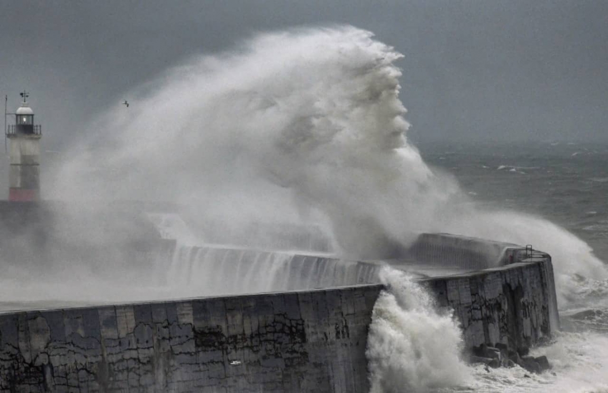 Captan en foto el “rostro de Neptuno” en una ola