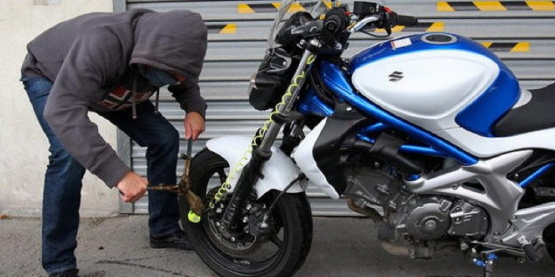 Le robaron su moto mientras estaba en la tienda