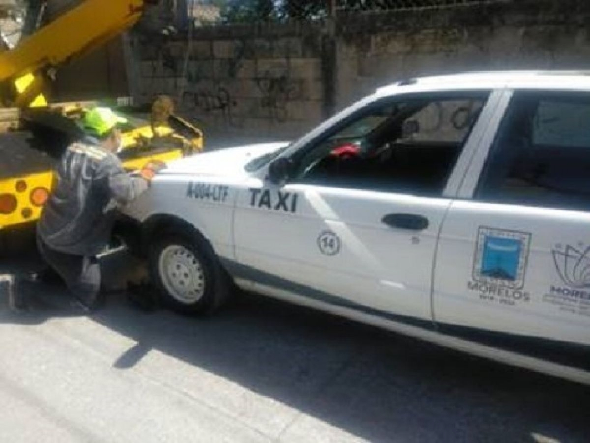 Abandonan un taxi robado en Zacatepec