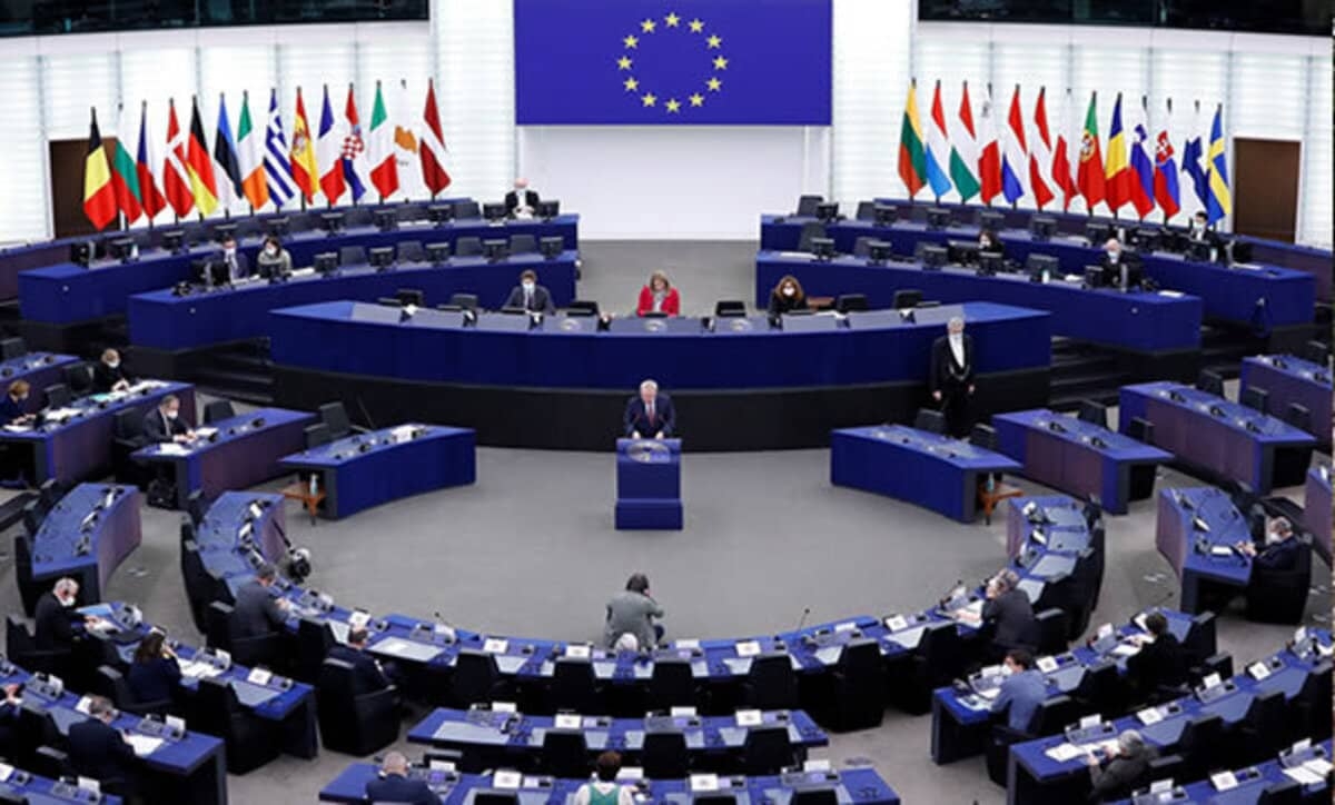 Parlamento Europeo pide a México garantizar protección a periodistas y activistas