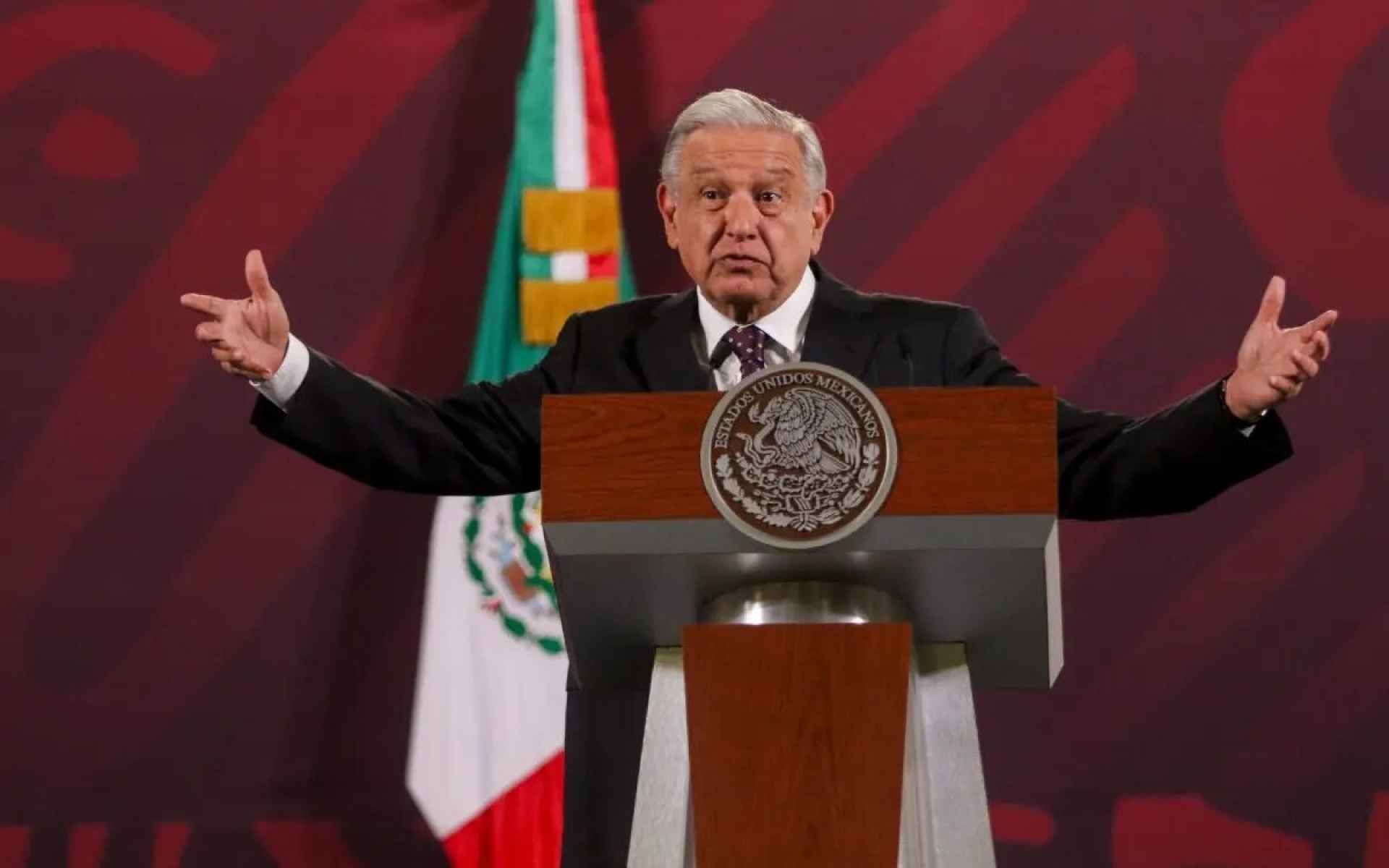 AMLO califica de 'extremistas' y 'conservadores' a maestros en Tlapa