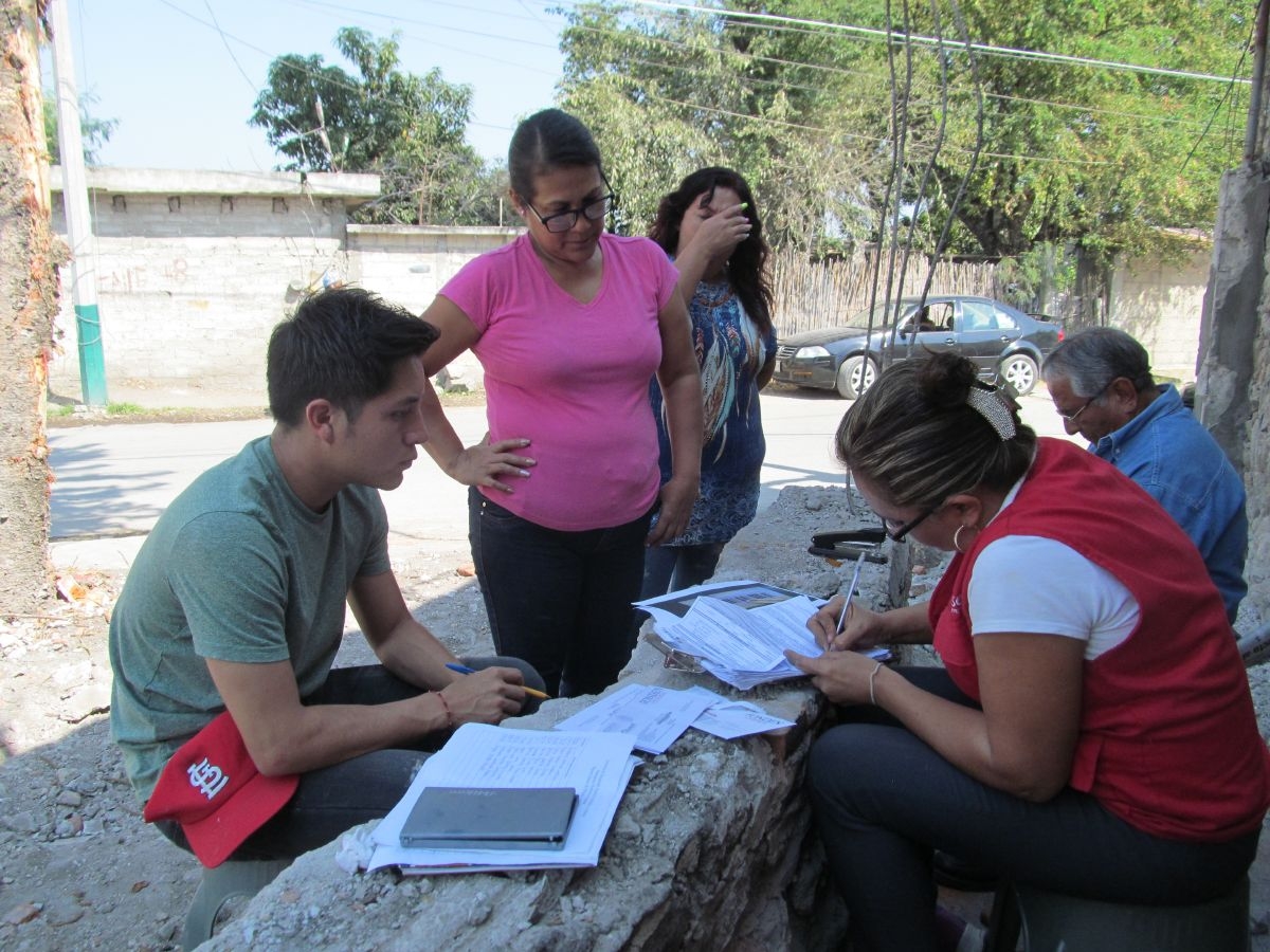 Entregan tarjetas del Fonden a damnificados de Zacatepec