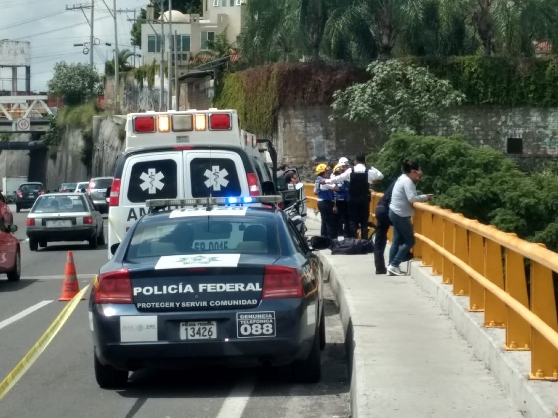Hallan cadáver en barranca, bajo el puente Tabachines