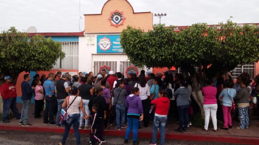Protestan padres de familia por cobro de 600 pesos en escuela primaria de Cuautla