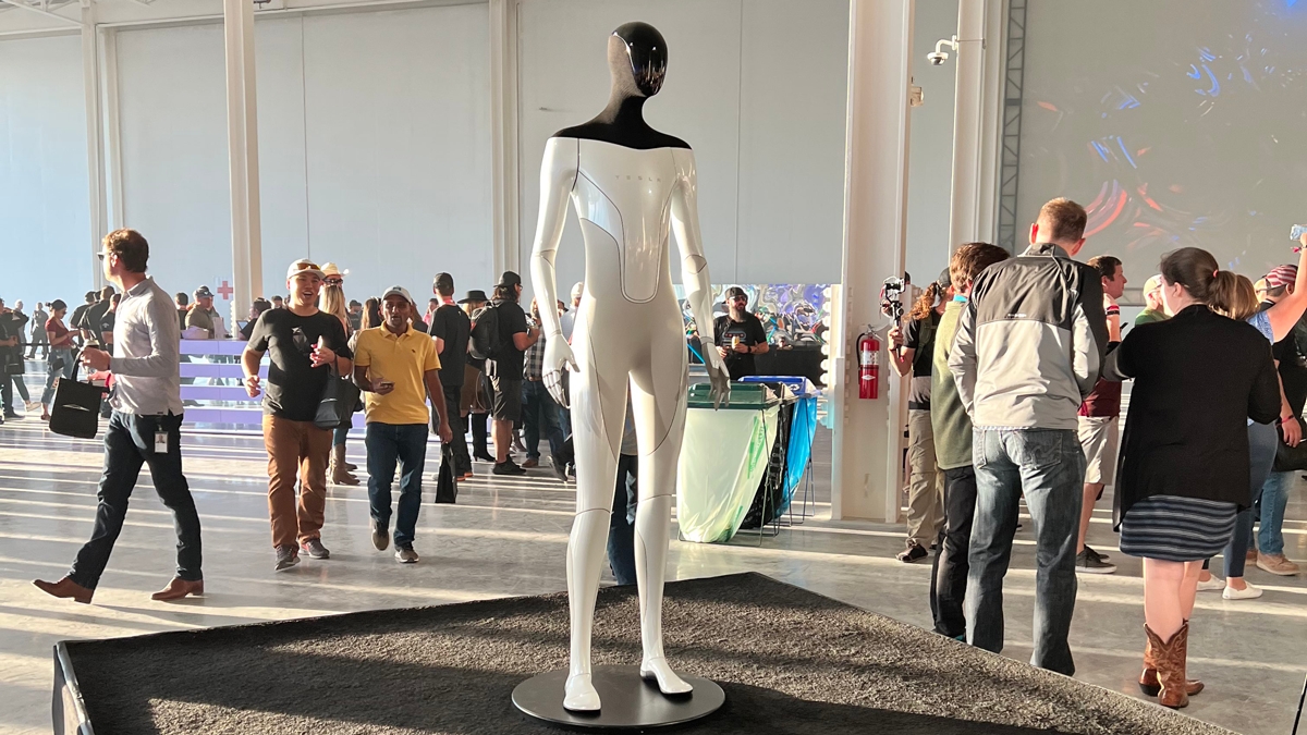 El robot humanoide de Tesla llegará en 2023: Elon Musk asegura que 'Optimus' iniciará su producción el próximo año
