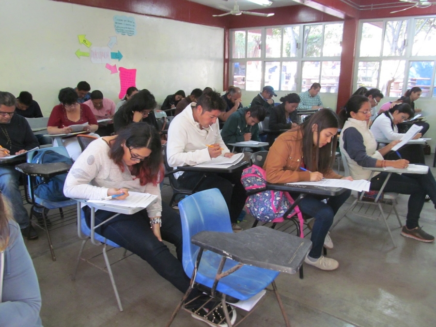 Realizan examen aspirantes a capacitadores y supervisores electorales en el distrito 04