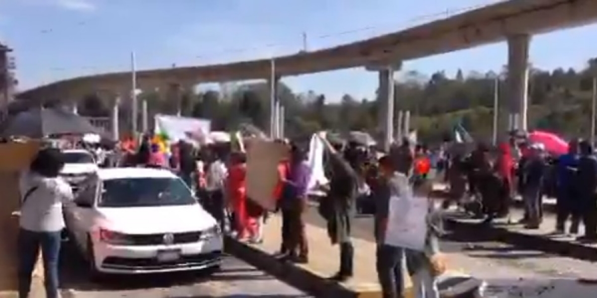 Se manifiestan en apoyo a la CNTE en la caseta de la autopista México-Cuernavaca