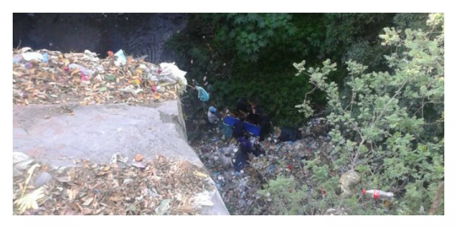 Rescatan a un hombre que cayó a una barranca en Xochitepec