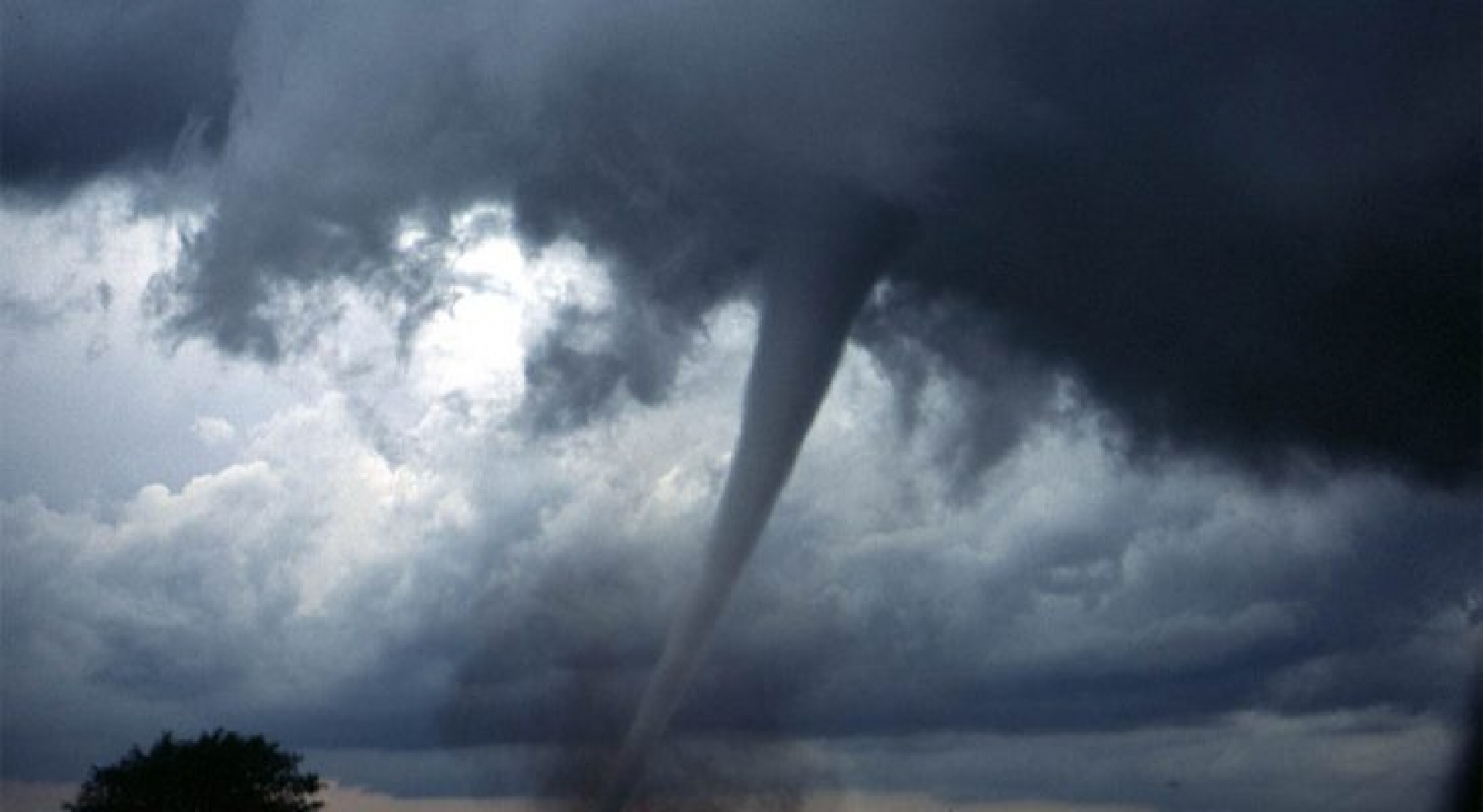 Captan impresionantes imágenes de Tornado arrasando todo a su paso en Canadá