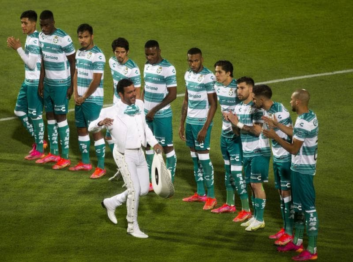 La Segob investigará a Pablo Montero por alterar letra del Himno Nacional