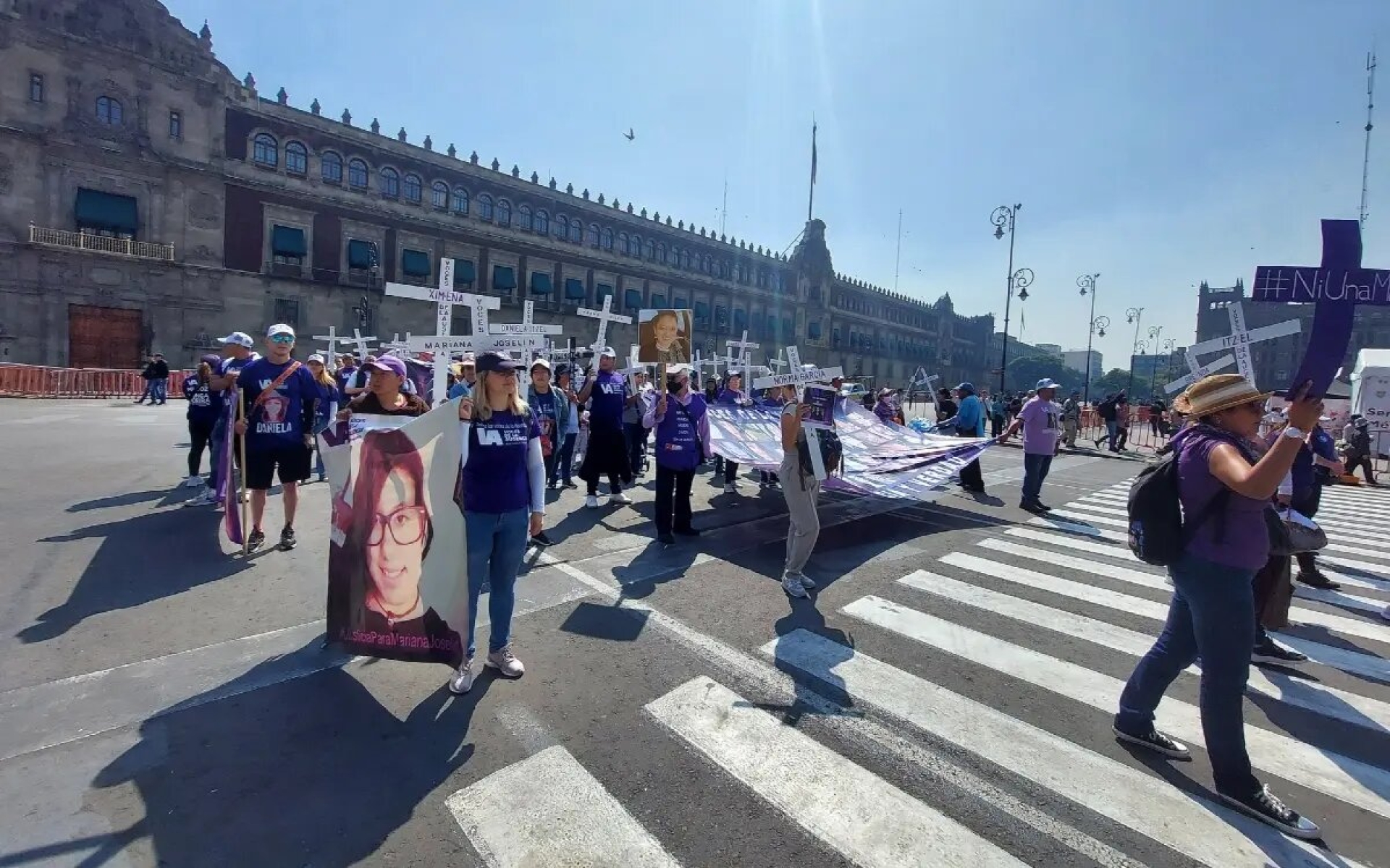 Marchan en 'Día de Muertas' por los feminicidios en el país