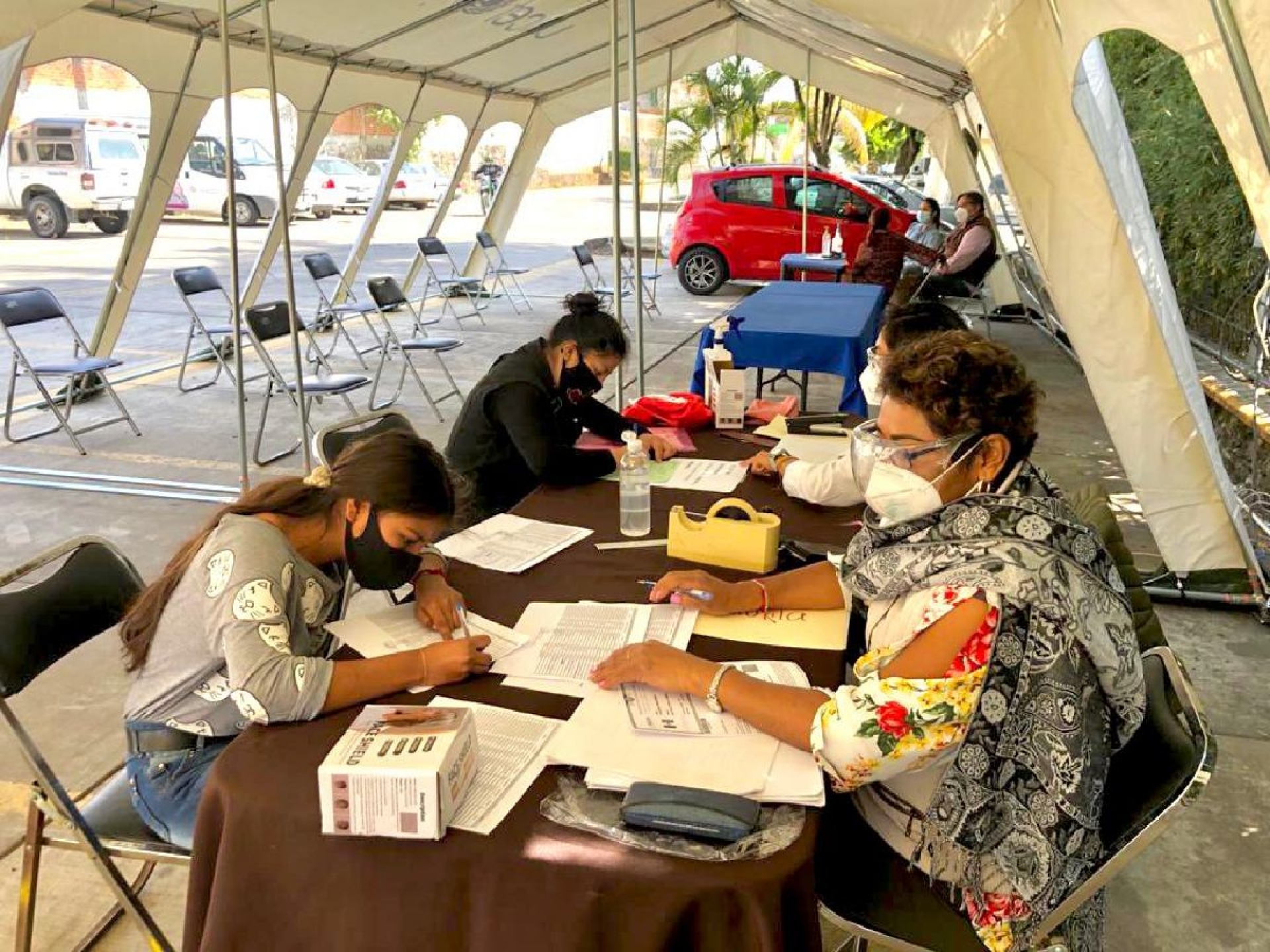 Distribuye becas IEBEM de apoyo a madres solteras