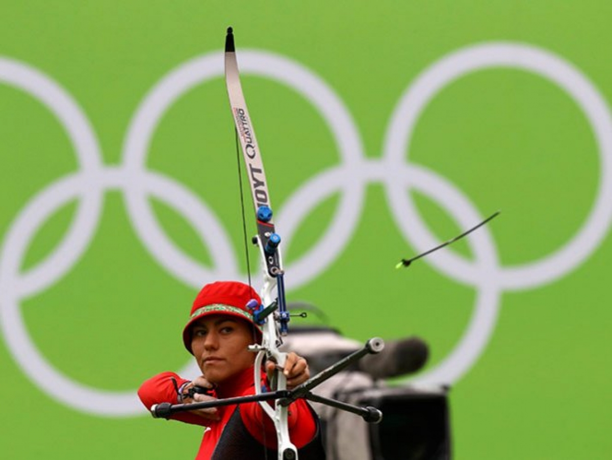 Con ‘flecha de oro’, Alejandra Valencia avanza a octavos