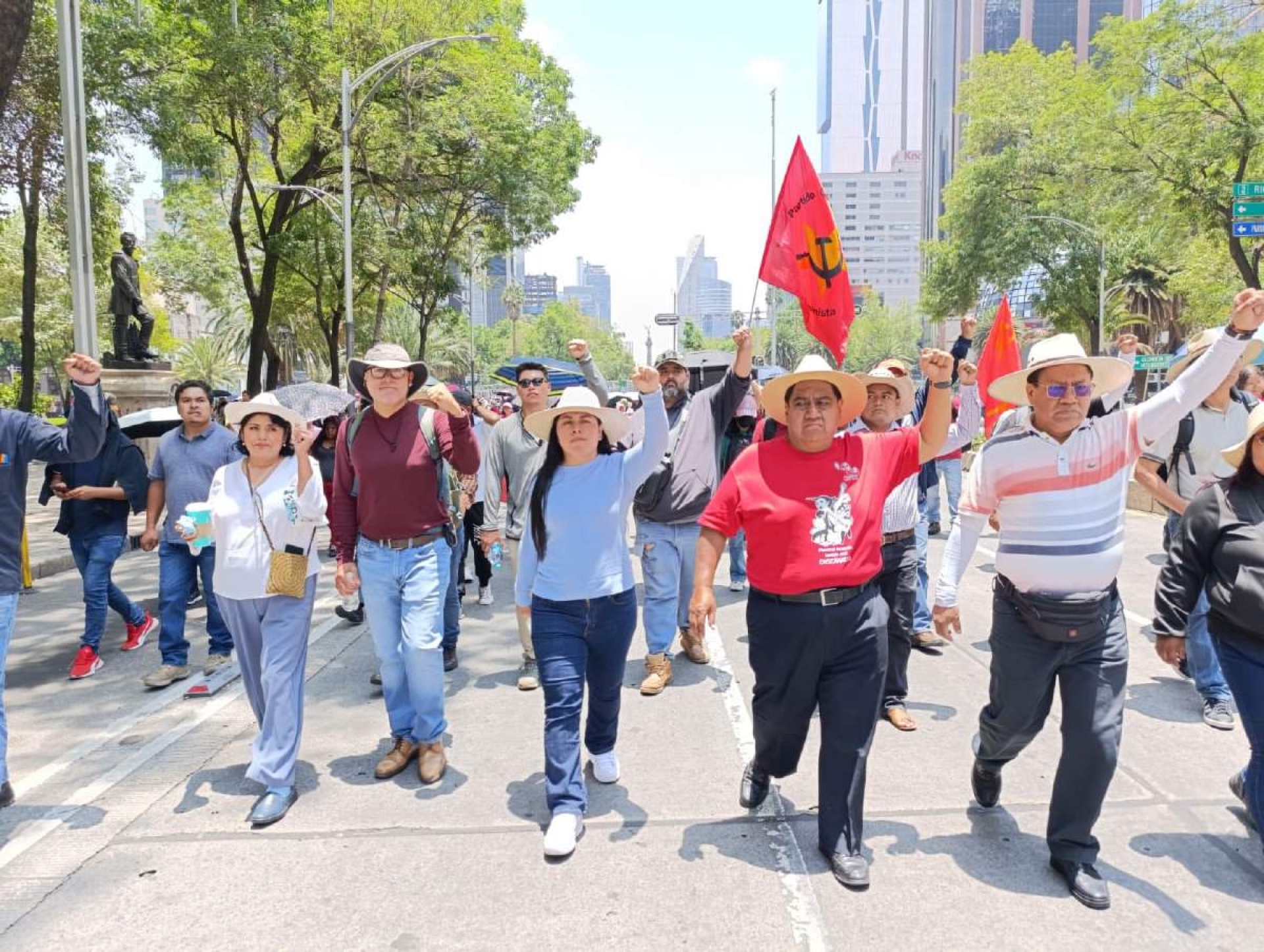 Maestros levantan protestas