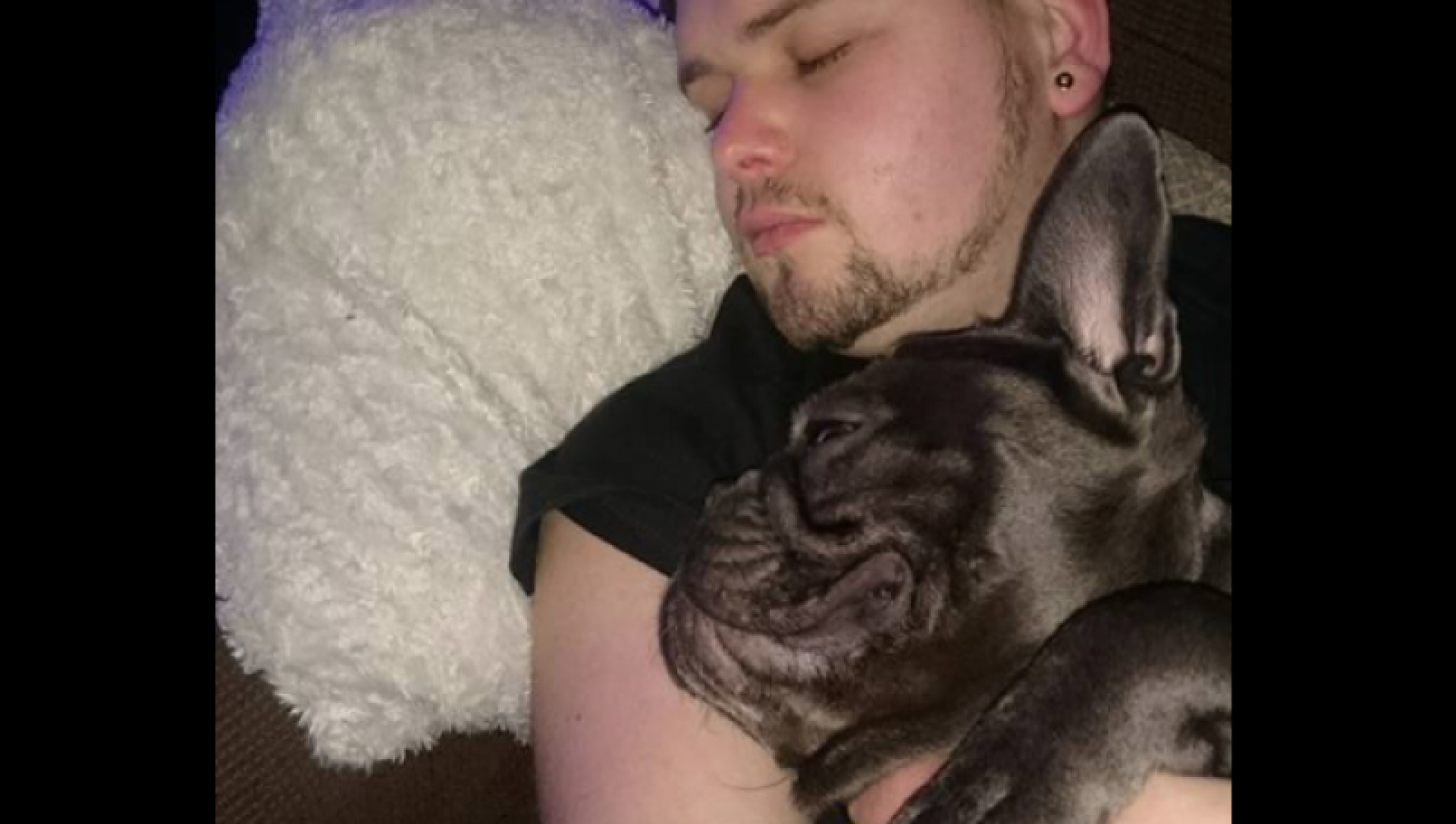 Joven falleció de cáncer, 15 minutos después, el perro que lo acompañó en la enfermedad, también