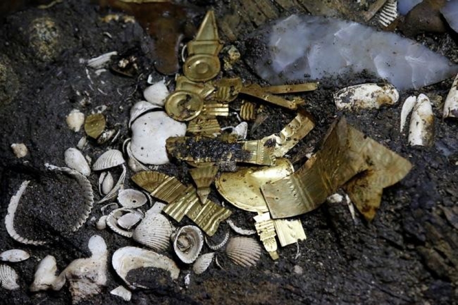 Encuentran en el corazón de la Cdmx 22 piezas de oro y un pequeño lobo en ofrenda azteca