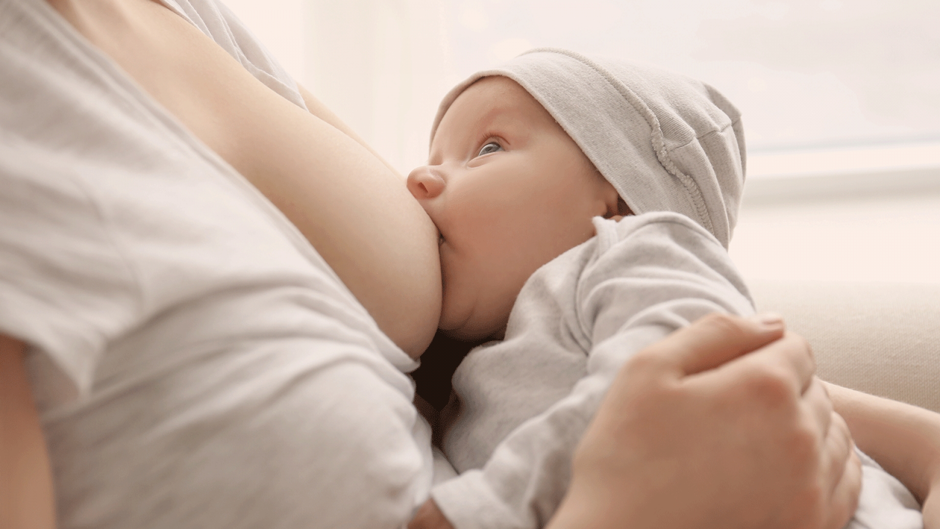 Madres con sospecha o confirmación de covid-19 pueden amamantar a sus bebés