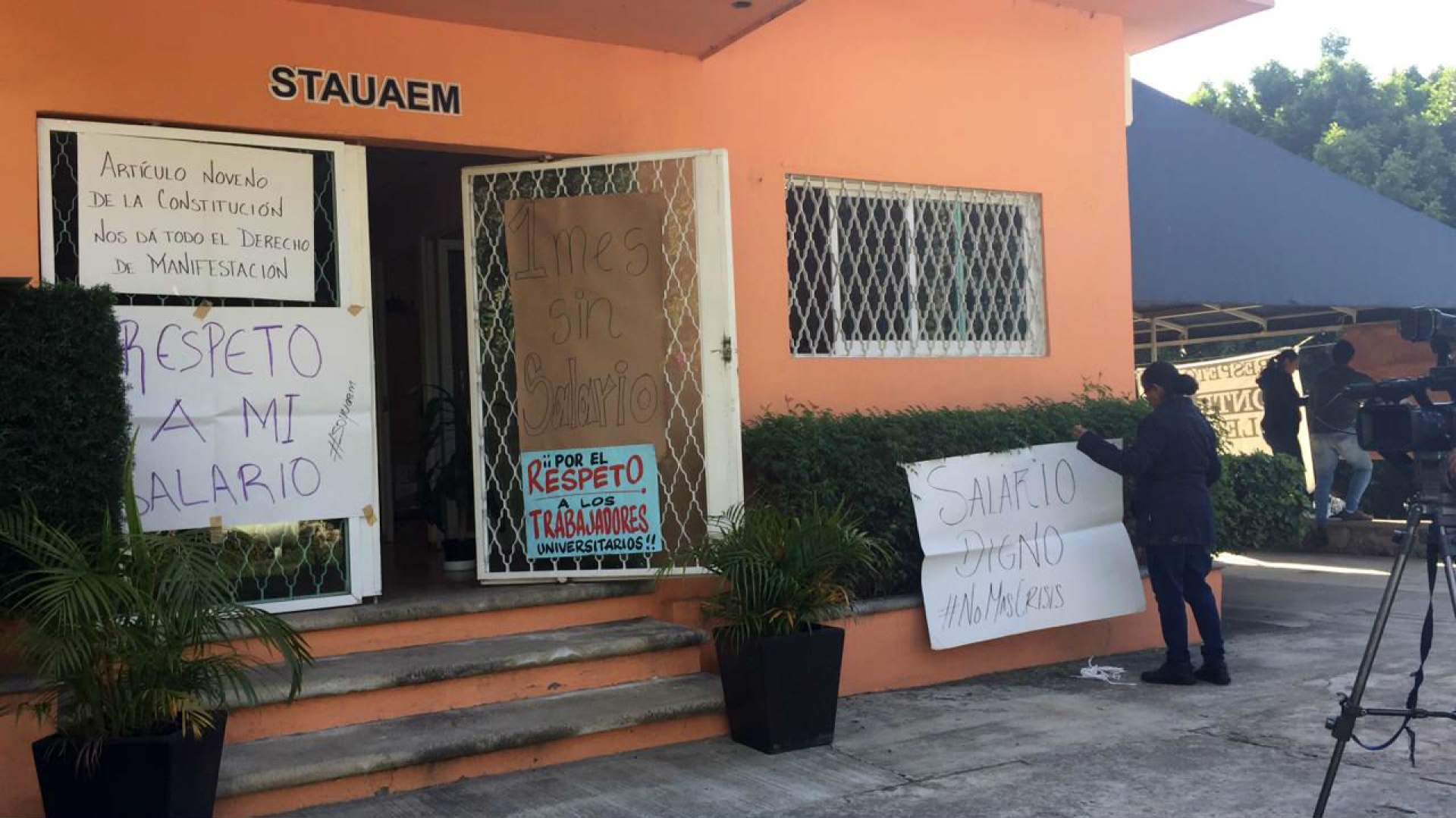 Trabajadores administrativos de la UAEM efectúan paro de 'brazos caídos'