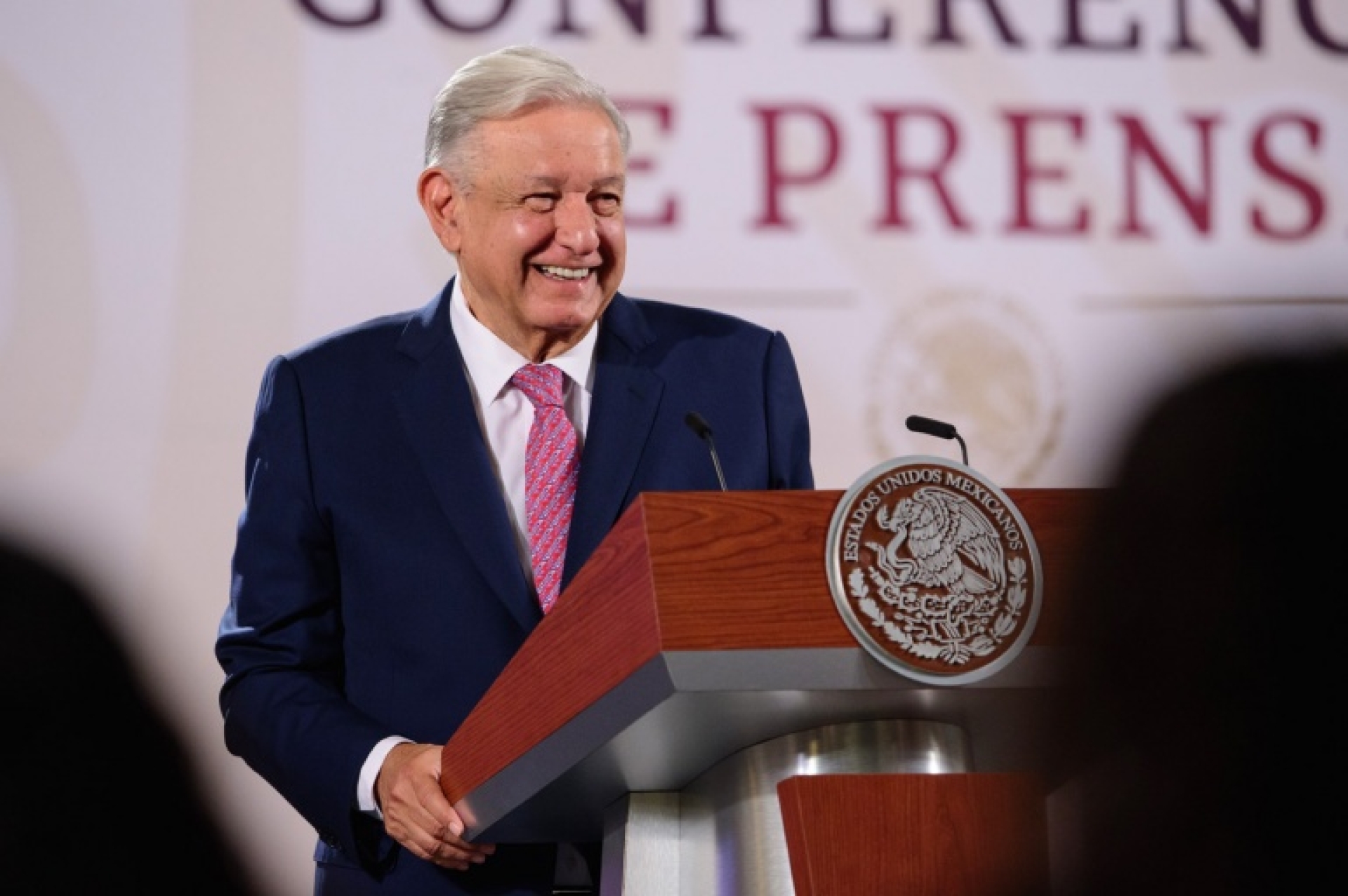 AMLO critica el 'sensacionalismo' sobre el huracán Beryl; pide calma
