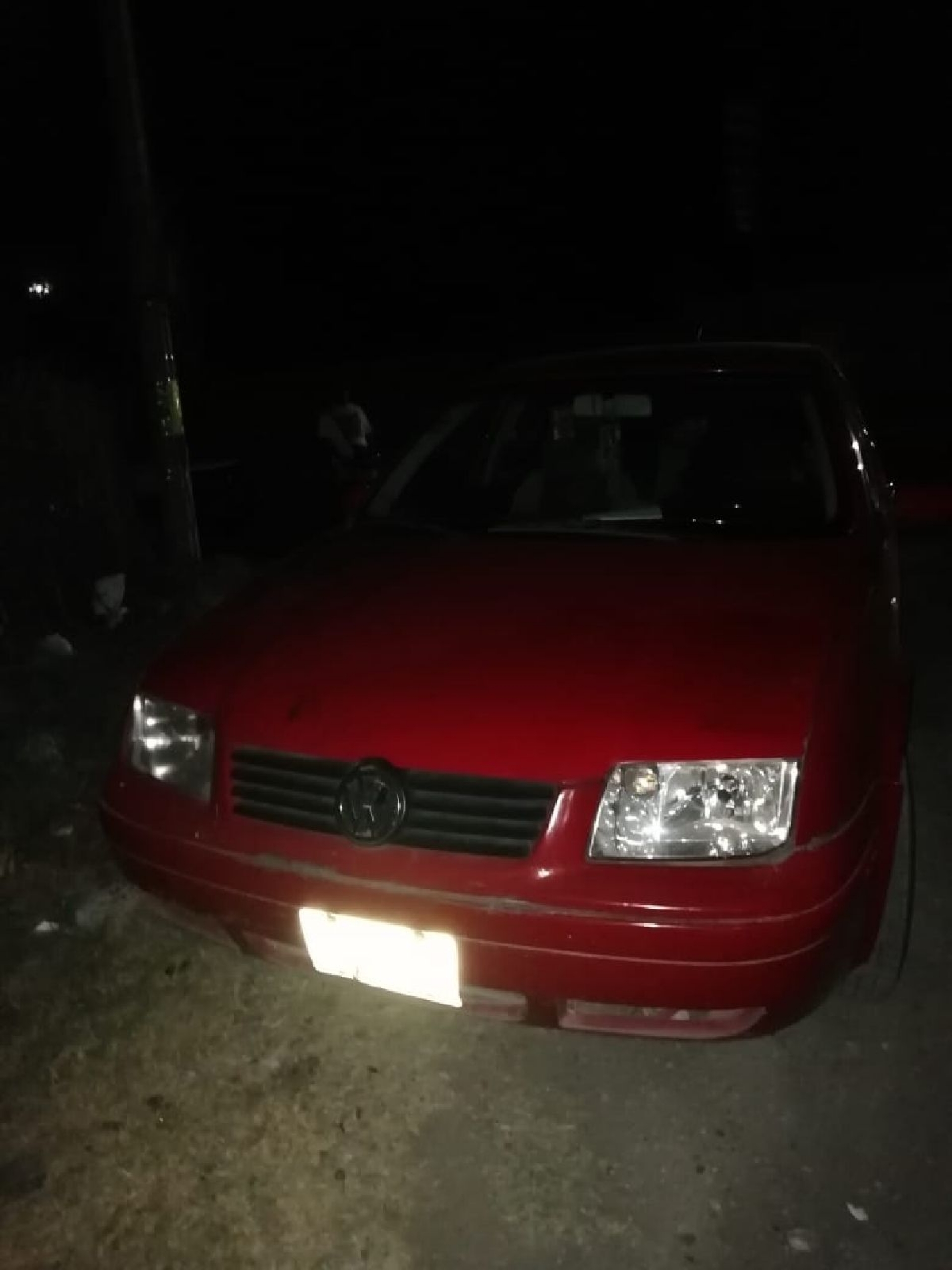 Hallan un cadáver en la cajuela de un auto