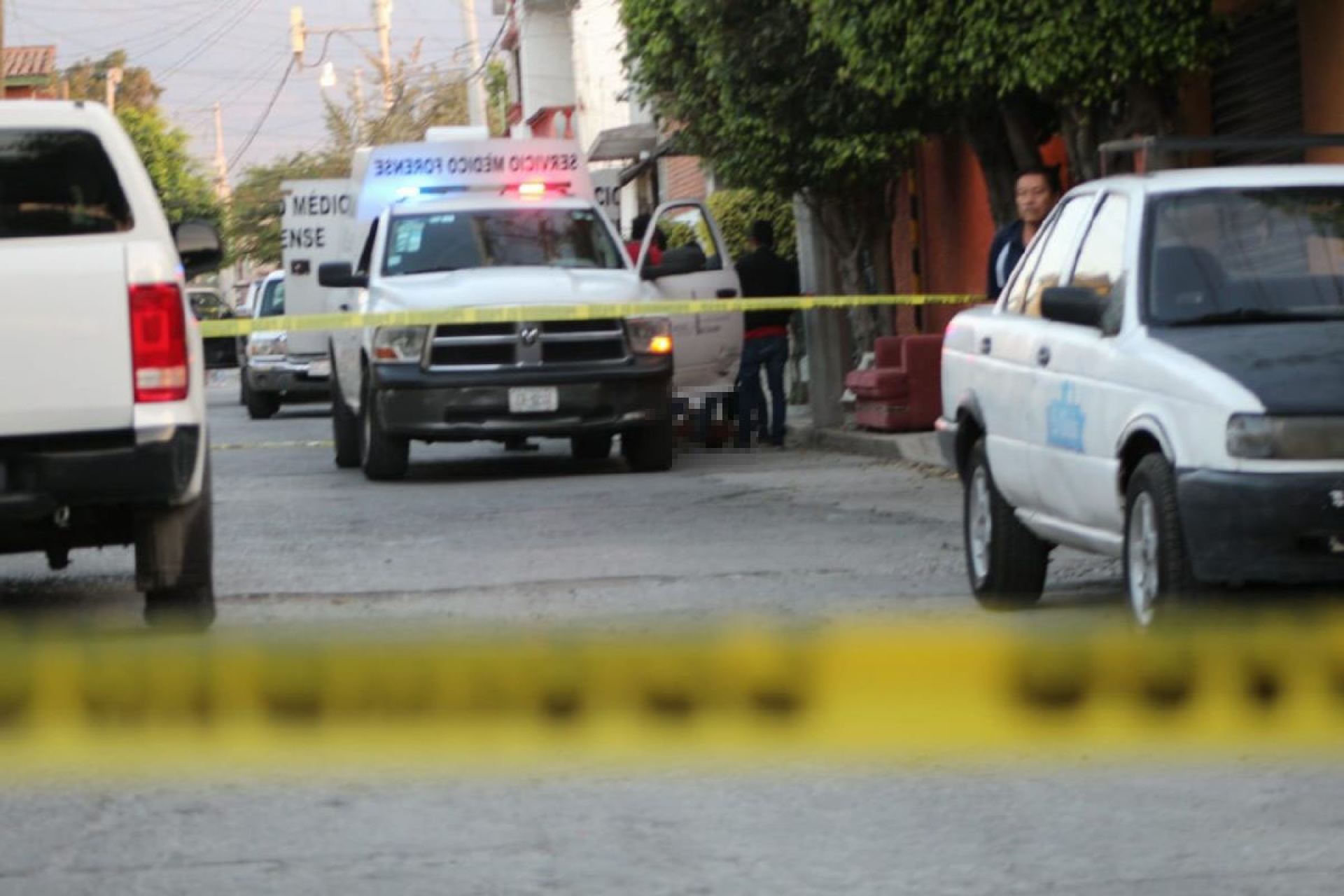 Hallan muerto a un joven afuera de una casa