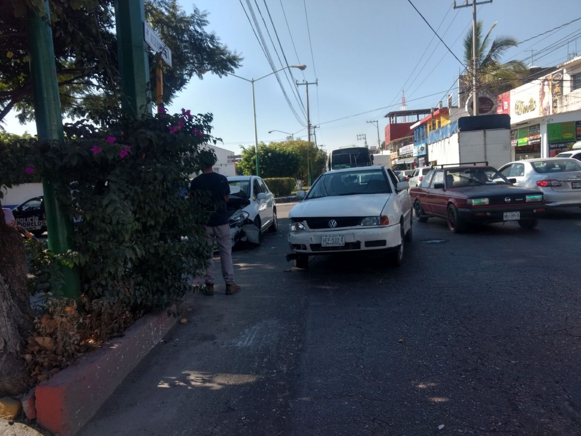 Choque entre dos autos deja a una mujer lesionada