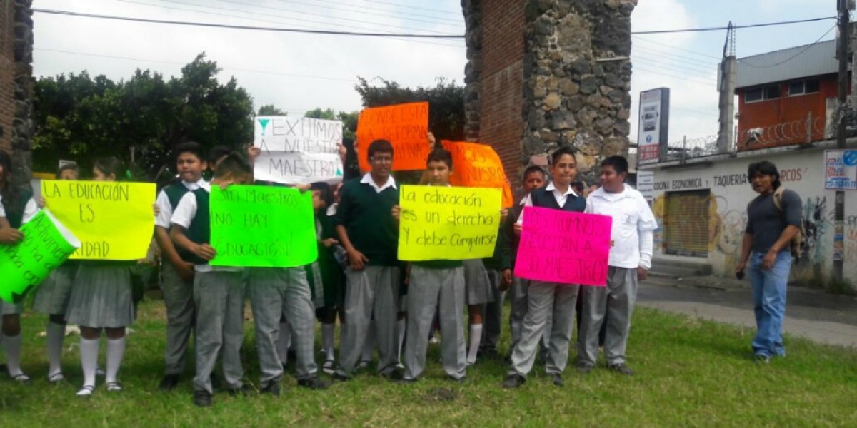 Se manifiestan padres de familia y alumnos de telesecundaria en Jiutepec