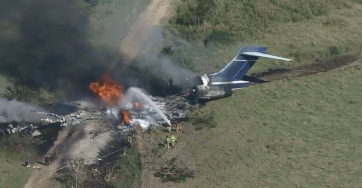 Se estrella e incendia avión con 21 personas a bordo en Texas