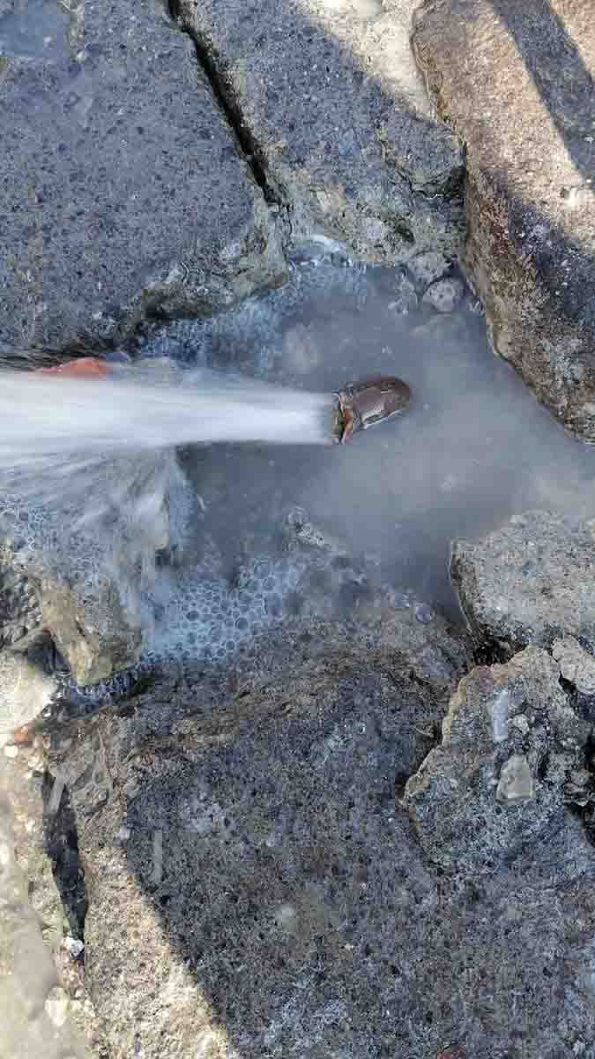 Ola de robo de tubería de cobre genera fugas de agua potable