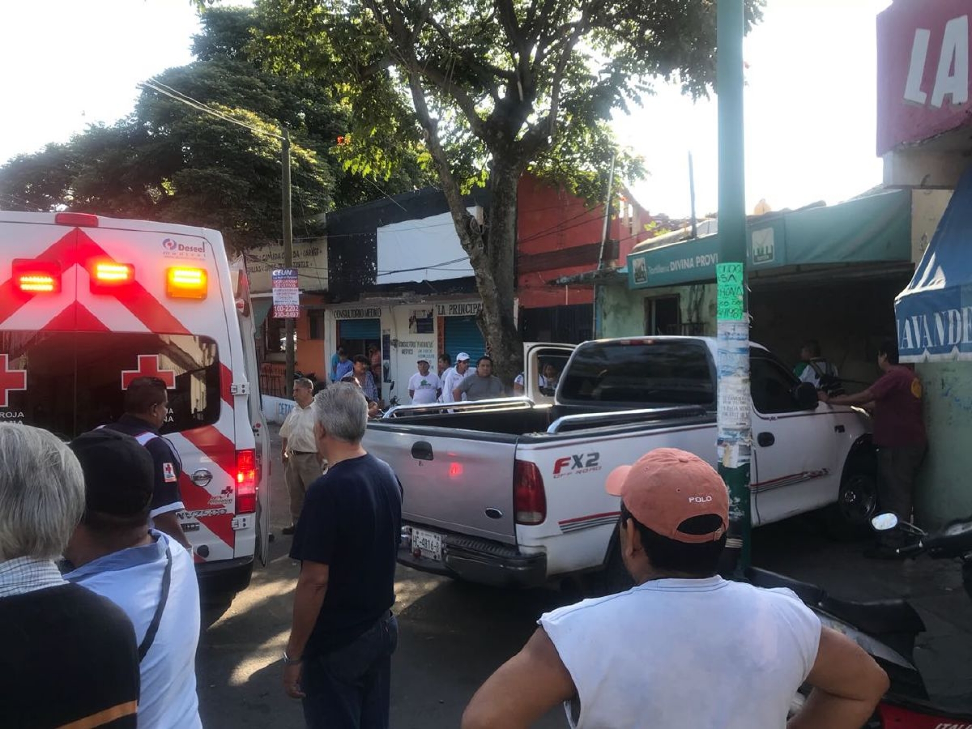 Choca camioneta contra una tortillería; hubo tres lesionados