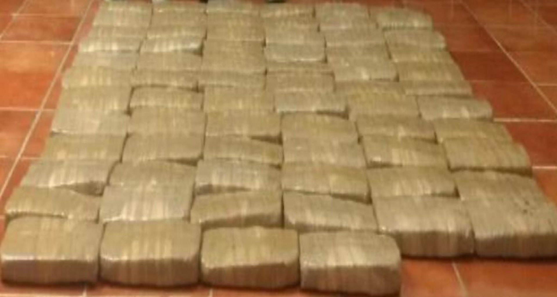 Transportaban 70 paquetes de droga en una camioneta