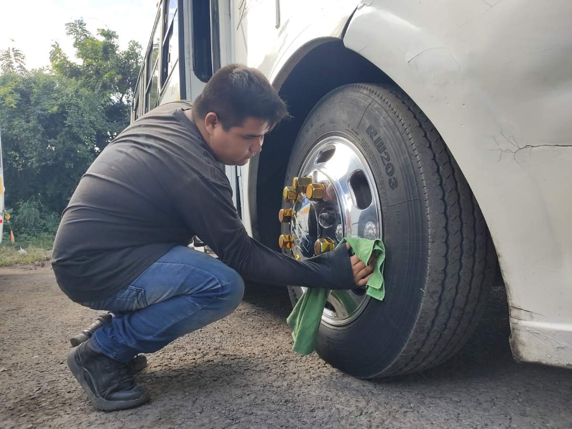 Lava 'rutas', conduce y estudia