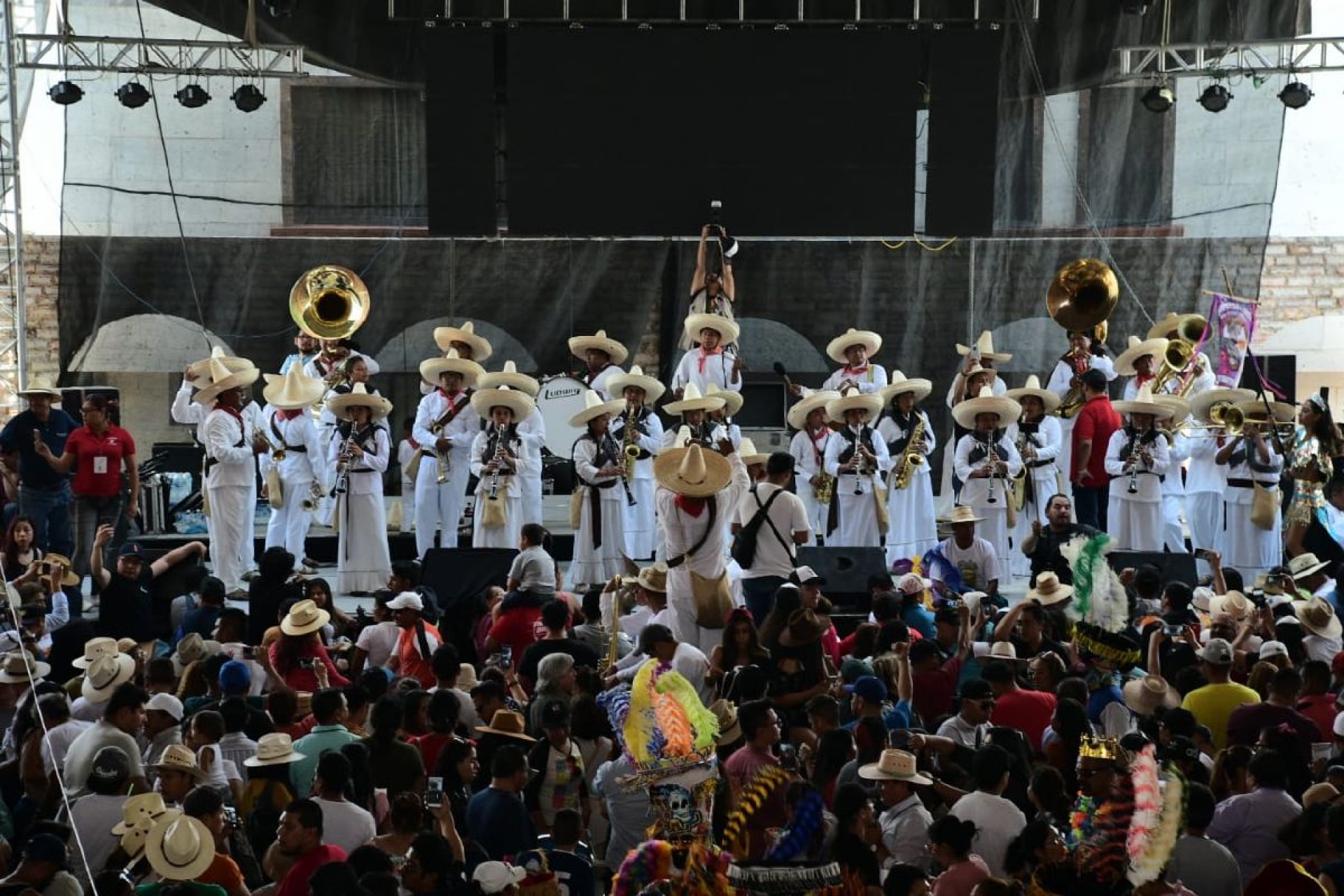 Miles de personas disfrutan del desfile de carnaval en Yautepec