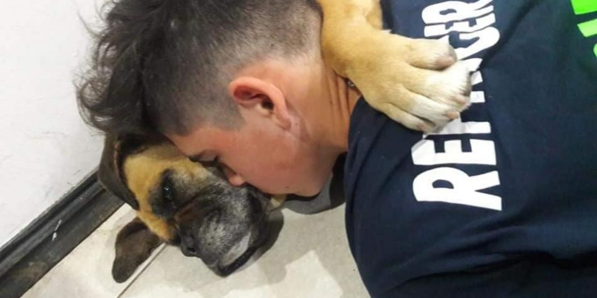 Perrita murió abrazada a su dueño tras sufrir un ataque de pánico