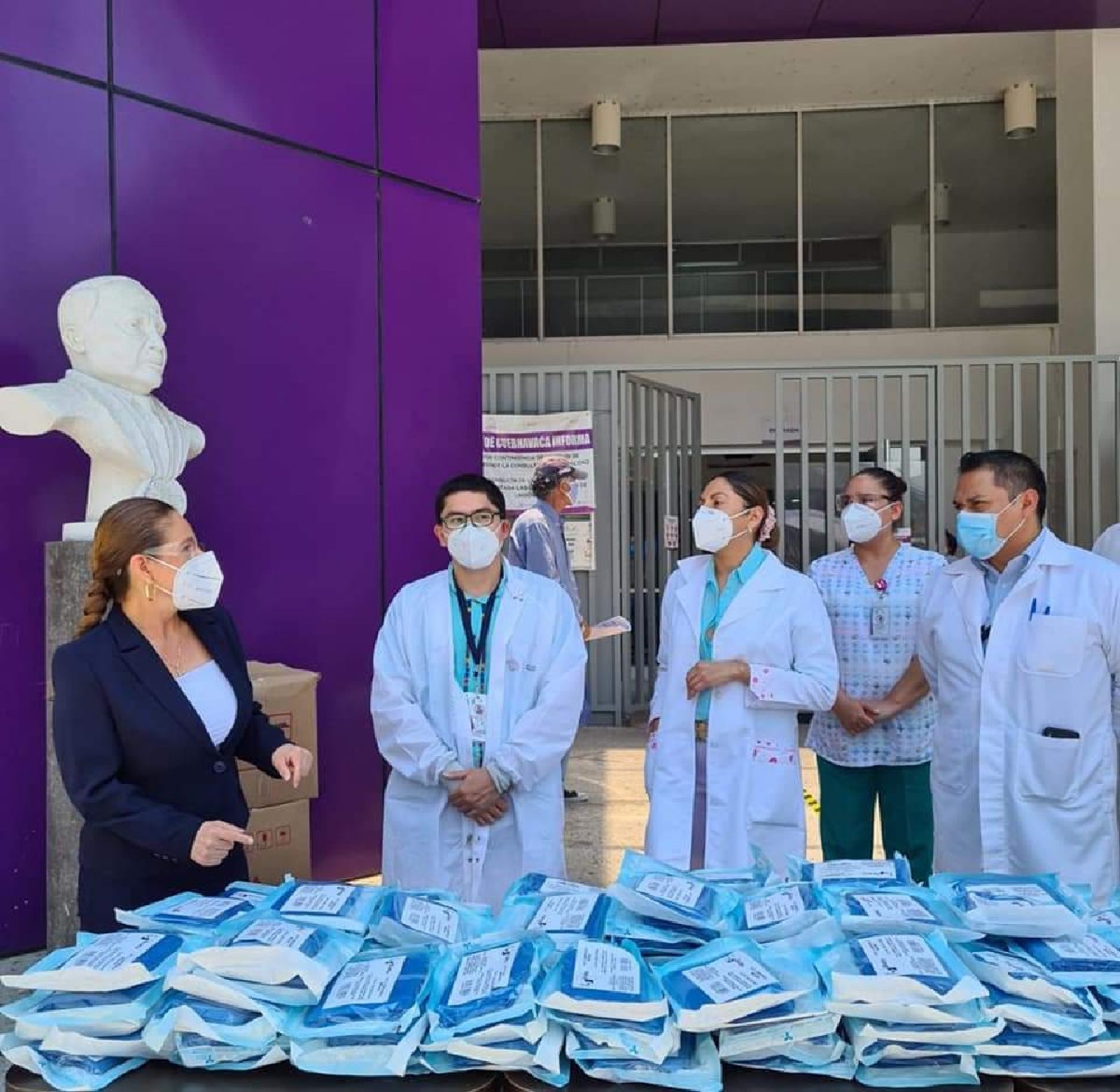 Lleva Rosalina Mazari apoyo a médicos en Hospital “Dr. José G. Parres”