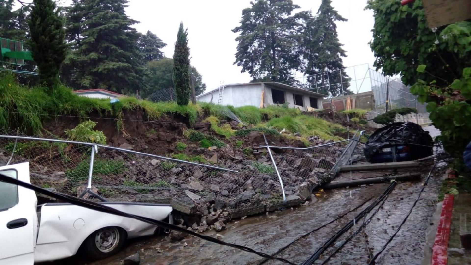 Se derrumba una barda escolar por las fuertes lluvias en Tetela del Volcán