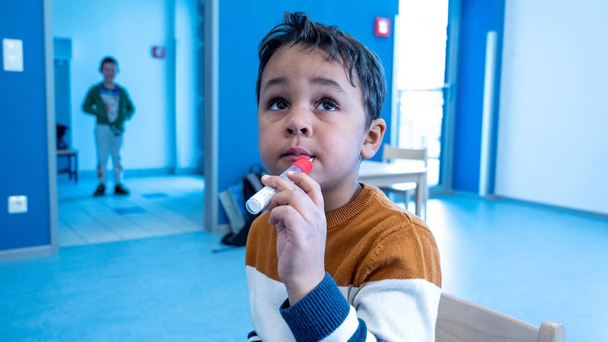 Prueban test COVID-19 para niños en forma de paleta
