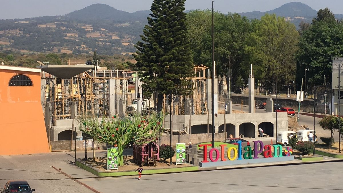 Continúa construcción del mercado de Totolapan