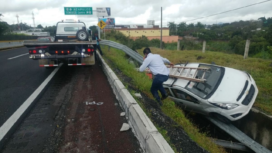 Resultó con golpes al volcar en un vehículo