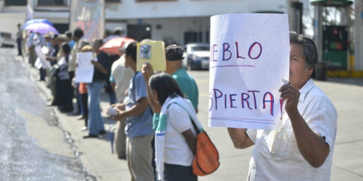 Bloquea la ANUEE gasolinera del DIF; protesta por alza en costo de combustibles