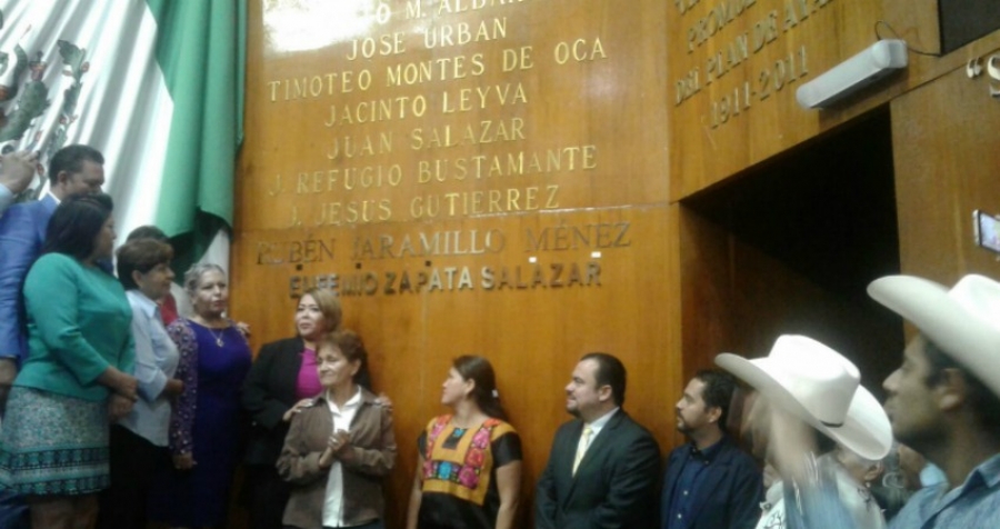 En sesión solemne develan letras doradas "Eufemio Zapata Salazar"