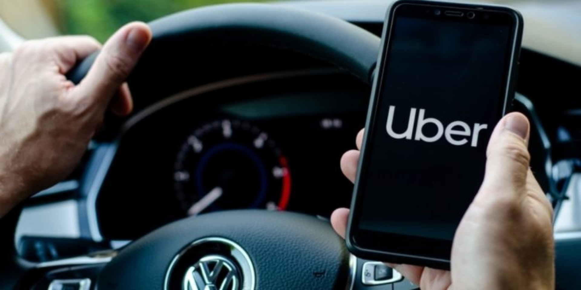 Uber sale de compras: adquiere firma de software para transporte público