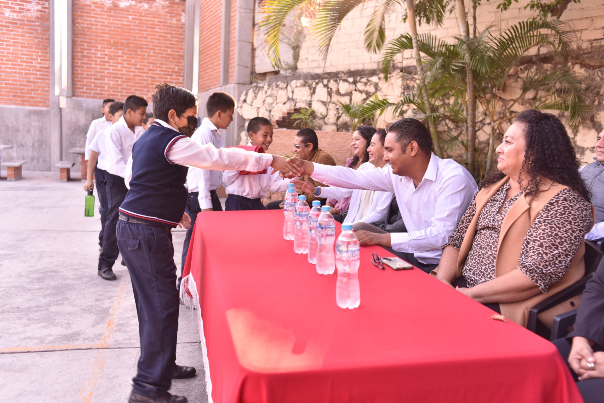 Acude alcalde Santos Tavarez a lunes cívico en escuelas del municipio