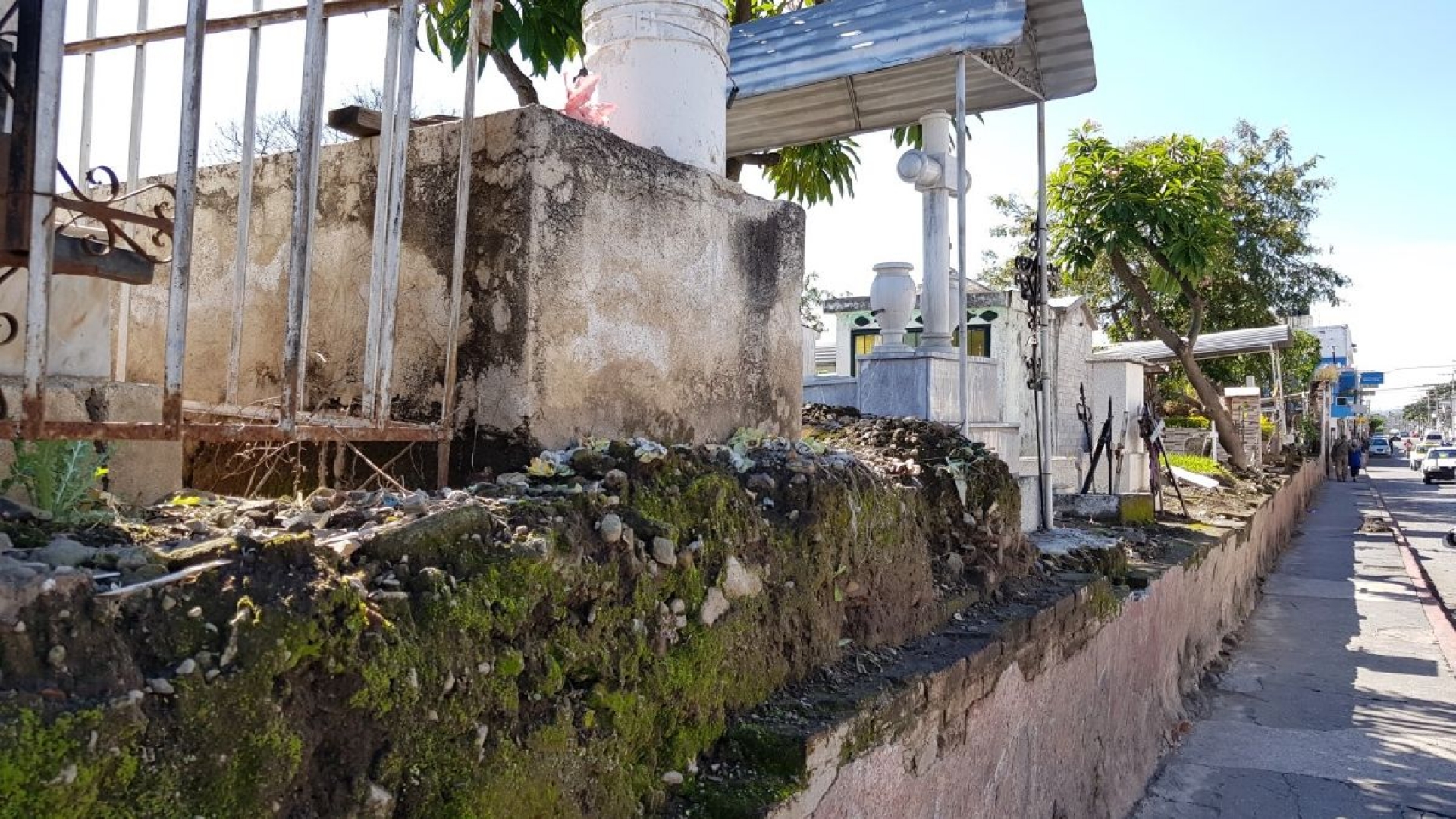 Temen accidentes en el panteón municipal de Cuautla por falta de rehabilitación