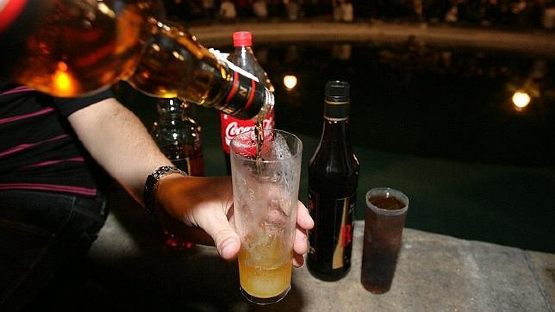 Negocios de giro rojo operarán con licencia de restaurante