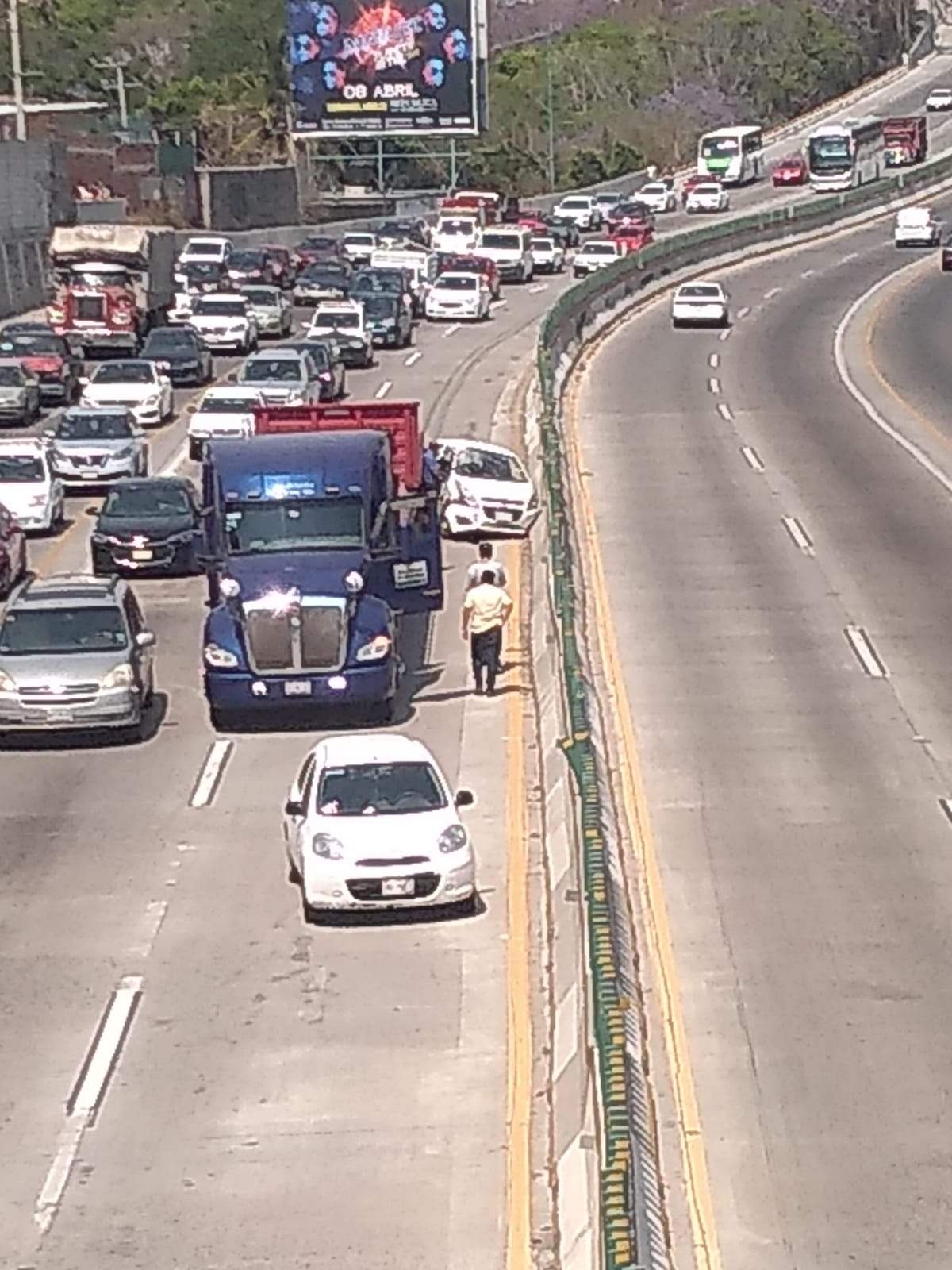 Impacta tráiler a un auto en el Paso Exprés