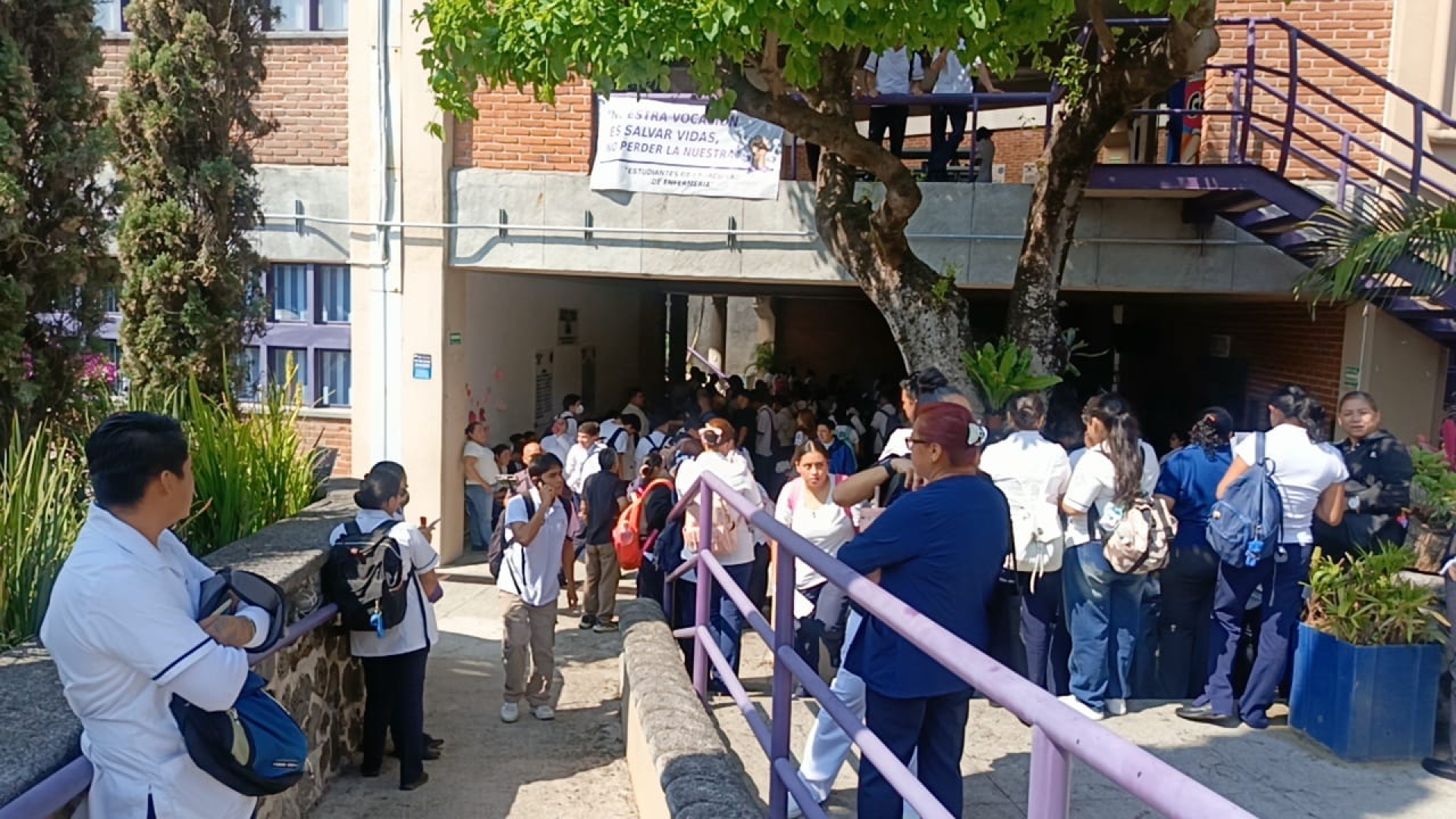 Recuperan estudiantes de la Facultad de Enfermería UAEM instalaciones universitarias