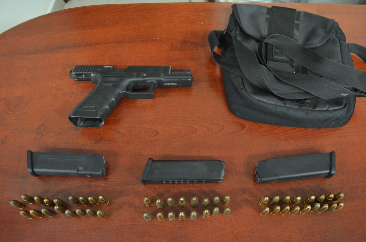 Arrestan a un hombre presuntamente armado