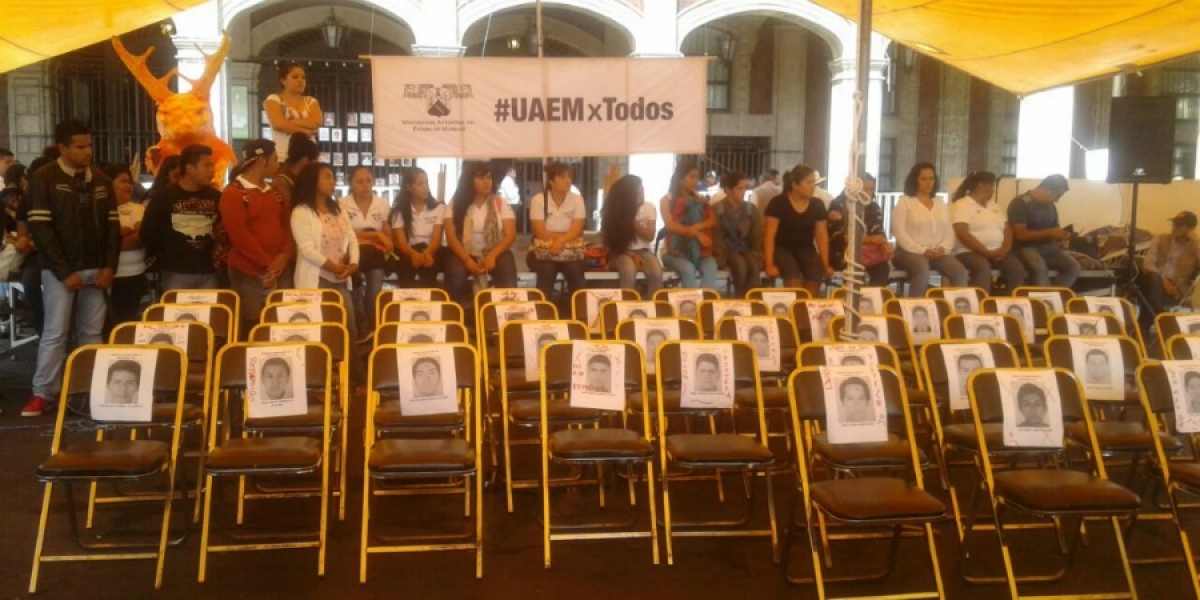 Estudiantes de la UAEM recuerdan a los 43 alumnos desaparecidos de Ayotzinapa con un pase de lista