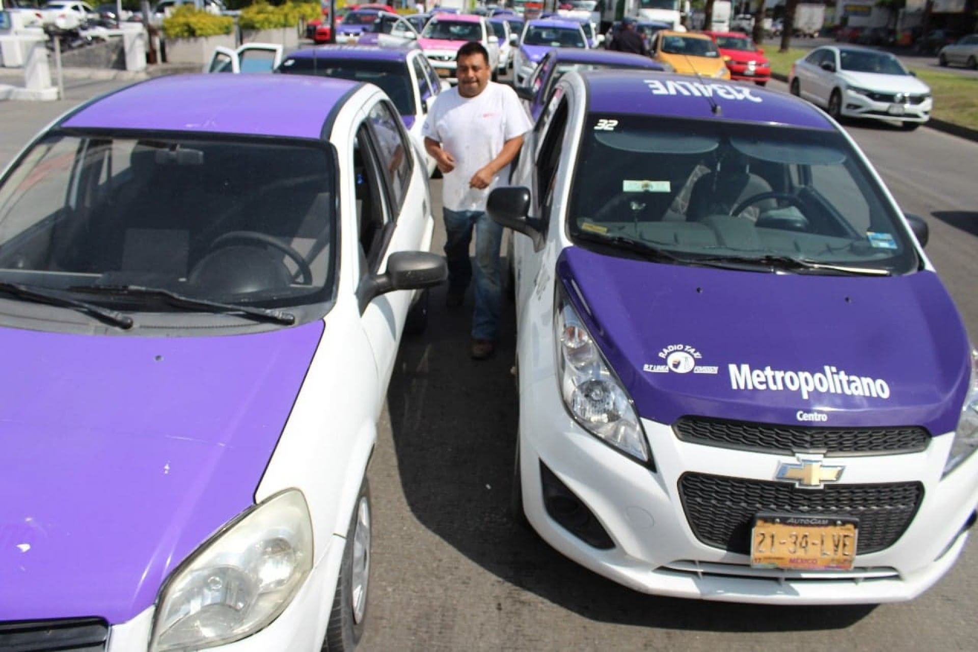 Taxistas regularizados exigen la entrega de su concesión y placas